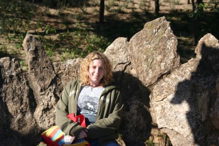 Syl zit even op een van de bankjes in Park Güell